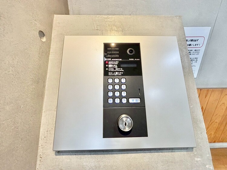 玄関 オートロックを備えておりますので、セキュリティ面でも安心です。
