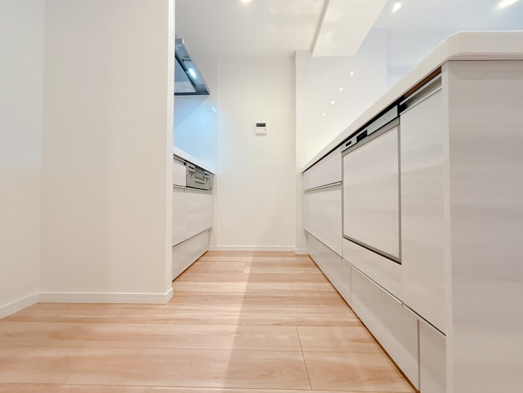 キッチン スマートな意匠と充実の機能を備えたキッチンが、暮らしにおいしい彩りを添えます。