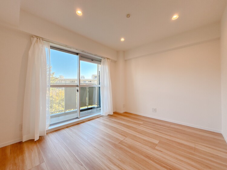 寝室 ベッドも十分に設置するスペースがあります。