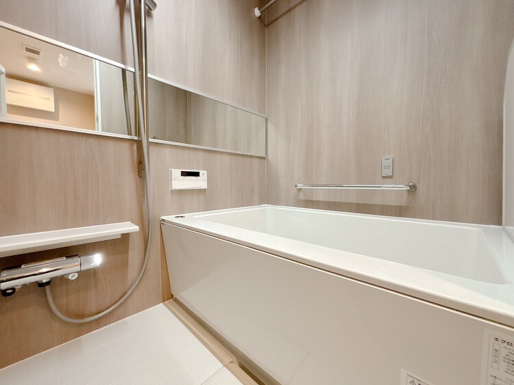 風呂 一日の疲れを癒すバスルームは、心地よいリラックスを叶える清潔感溢れる空間です。