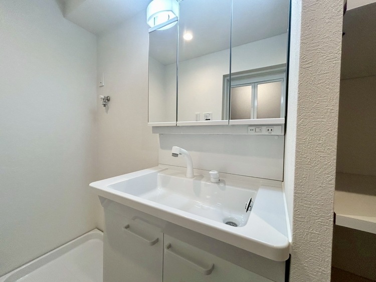 その他 清潔感を感じられる洗面化粧台。