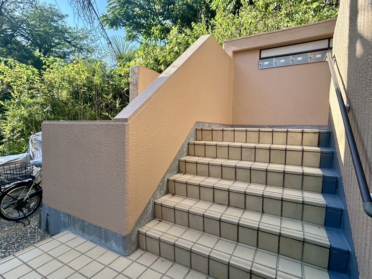 その他 共用部の階段です。明るく清潔に管理されています。