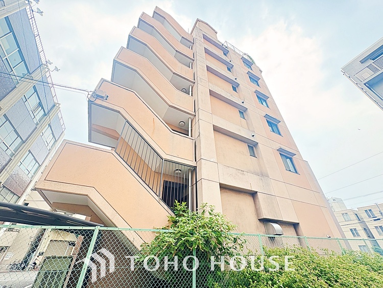 その他 【living】居心地のいい暮らしには欠かせない眩い採光。ゆったりとした幅の窓からこの空間に降り注ぐ採光が絶えない。明るいリビングこそ居心地のいい暮らしが待っているのだと思う。