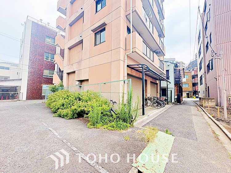 外観 【浴室】《一日の疲れを落としてくれる場所は、落ち着く場所でなければならない》　高級感溢れるカラーと大きさ・柔らかな曲線で構成された半身浴も楽しめるバスタブが心地よさをもたらします。