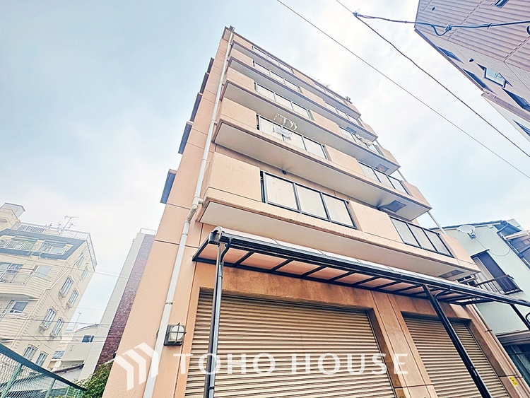 外観 清潔感あるホワイト調のクロスと温もり溢れるモダンカラーの床材が見事に調和した本邸宅は、毎日の生活を少しでも快適に過ごして頂ける様に落ち着いた雰囲気作りから行っています。