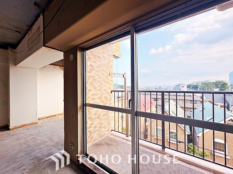 内装 【living】居心地のいい暮らしには欠かせない眩い採光。ゆったりとした幅の窓からこの空間に降り注ぐ採光が絶えない。明るいリビングこそ居心地のいい暮らしが待っているのだと思う。