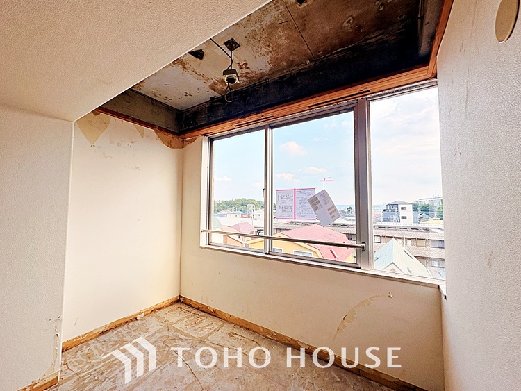 内装 風の通り道。舞い込んでくる風が優しく躍り、室内に爽やかな空気を運んでくる。そこに季節の息吹を感じて、いまがどんな季節なのかを実感する。