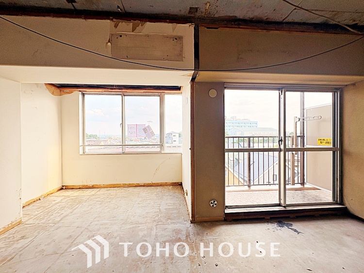 内装 ◆サンサンと◆差し込む太陽の光がこのリビングに笑いをもたらす。ソファの上のクッションがポカポカした暖気にぬくぬくと微睡んでいる。