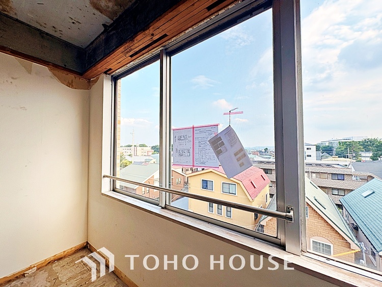 内装 使いやすく、明るい洋室に仕上がります。子供部屋や趣味のお部屋にご利用できます。ご自身で家具などを配置し、素敵な空間を創り上げられます。