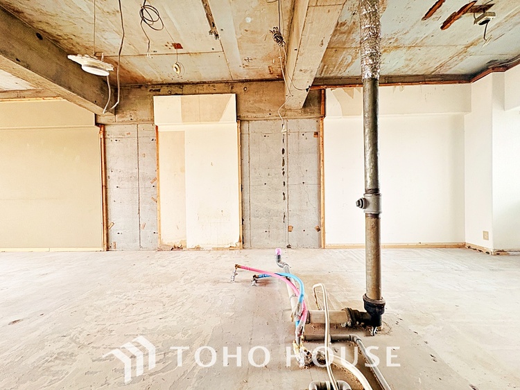 キッチン 手元の収納から、足元の収納までが全てスライド式で、奥のスペースまで有効に活用できます。奥まで上から見渡せるので、たまにしか使わない調理器具もサッと取出せます。