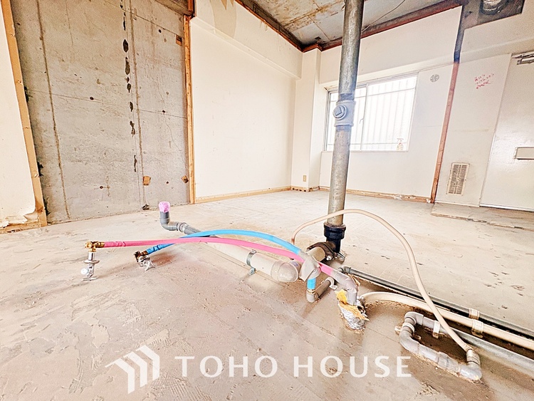 キッチン ◆愛育◆キッチンは家族の絆を育む大切な空間。シンプルで使い易いSystemKitchenで愉しく作る料理は愛情のある美味しいご馳走に。家族で使える広々としたダイニングキッチンです。