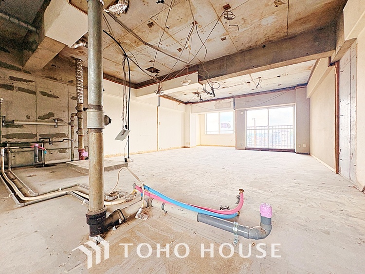 キッチン 広々としたキッチンのシンクは、料理の準備と片付けを楽にし、使いやすさを最大限に引き立てます。