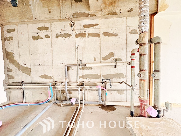 風呂 【浴室】《一日の疲れを落としてくれる場所は、落ち着く場所でなければならない》　高級感溢れるカラーと大きさ・柔らかな曲線で構成された半身浴も楽しめるバスタブが心地よさをもたらします。