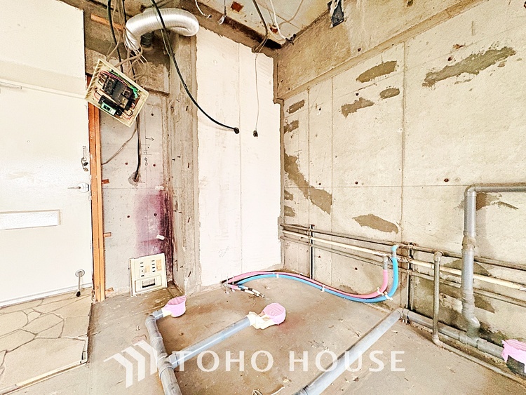 トイレ 清潔感あるホワイト調のクロスと温もり溢れるモダンカラーの床材が見事に調和した本邸宅は、毎日の生活を少しでも快適に過ごして頂ける様に落ち着いた雰囲気作りから行っています。