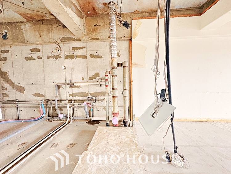 洗面 気持ちの良い朝をつくりだし、夕方には笑顔を取り戻させてくれるミラー。パウダールームはいつでも本来の自分を取り戻せる空間。明るく仕上げてあります。