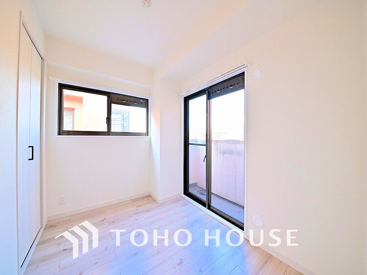 内装 採光もある洋室は、くつろぎのひと時を過ごすのにぴったり