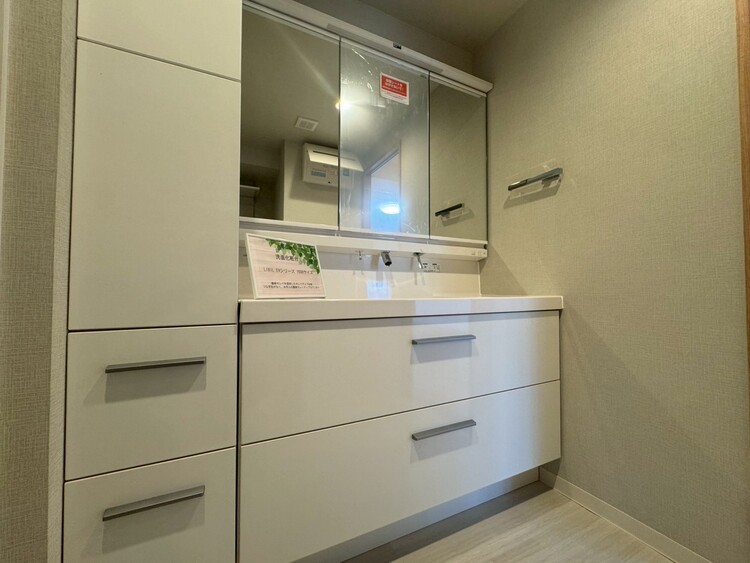 その他 清潔感を感じられる洗面化粧台。