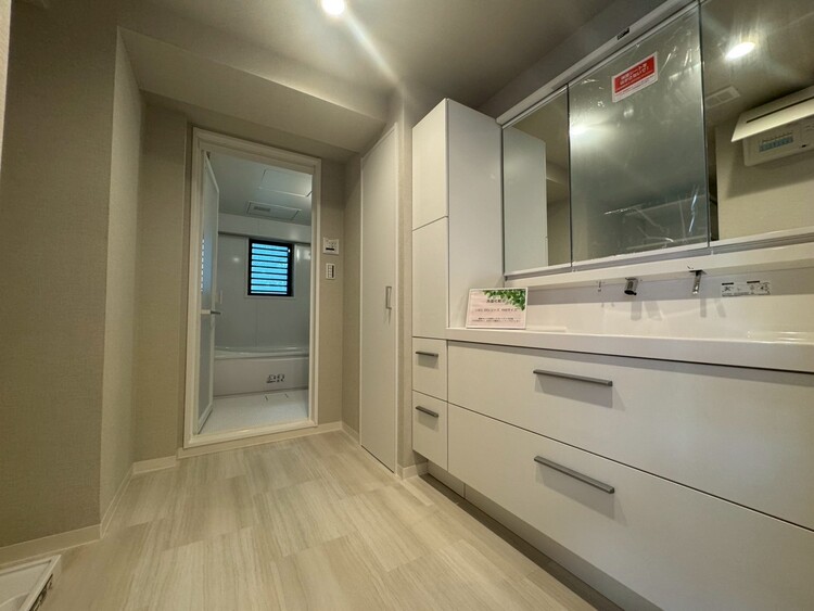 その他 十分な広さの脱衣所。