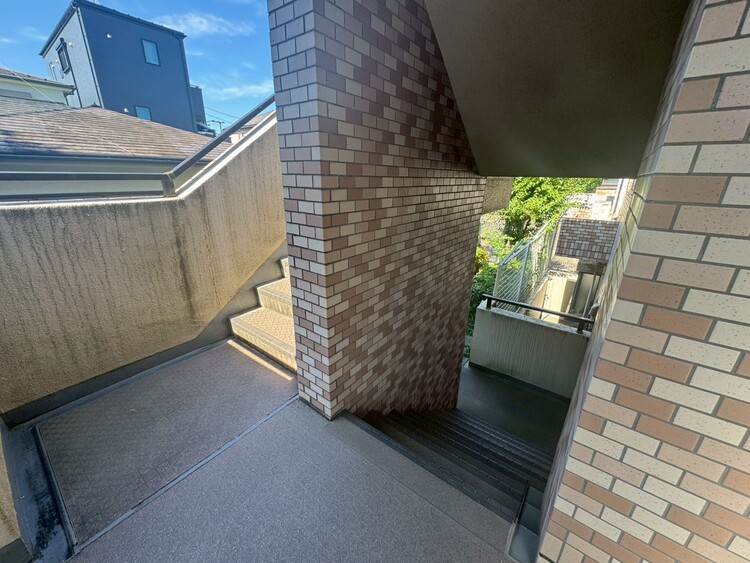 その他 共用部の階段です。明るく清潔に管理されています。