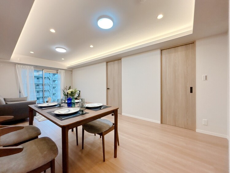 居間 居心地の良い空気感は、暮らしのステージを彩り、心からのやすらぎと満足感を与えてくれます。