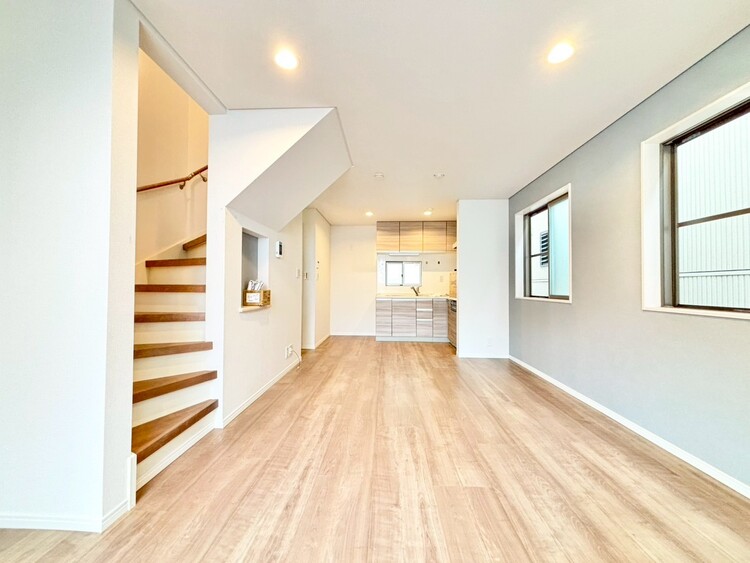 居間 忙しく過ぎゆく日常を置き去るほど、ゆったりした時間が流れるリビング。（施工中）