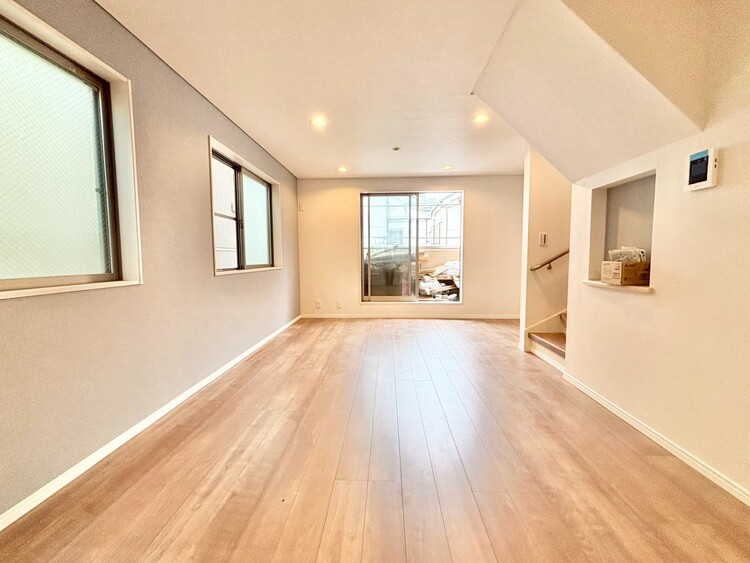 居間 居心地の良い空気感は、暮らしのステージを彩り、心からのやすらぎと満足感を与えてくれます。（施工中）