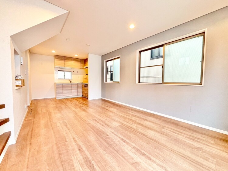 居間 飾り過ぎないシンプルな内装と偏り過ぎないデザインで統一しました。（施工中）