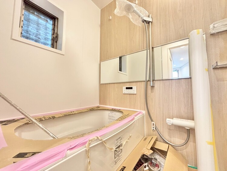 風呂 一日の疲れを癒すバスルームは、心地よいリラックスを叶える清潔感溢れる空間です。（施工中）