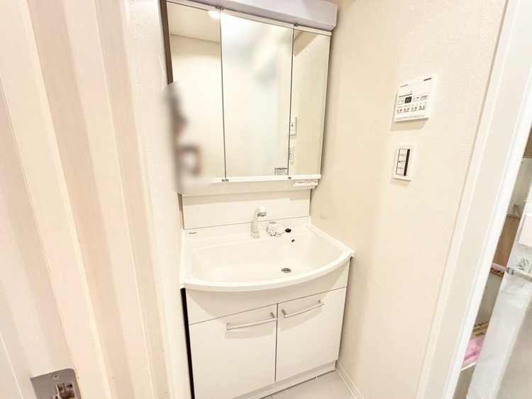 洗面 何かと物が増える場所だからこそ、スッキリと見映えの良い空間に。