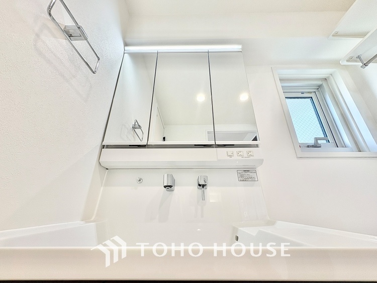 洗面 【Powderroom】広く使い勝手のよい空間と設備で演出。シンプルな使いやすさだけでなくたっぷりの収納力も実現。