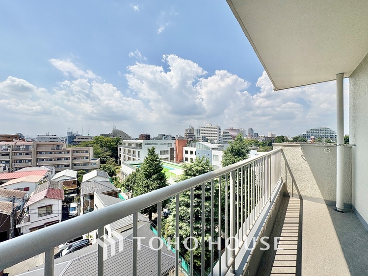 バルコニー 【the view of the sunlight】日差しと景色を取り入れつつ、プライベートな空間を演出するバルコニー