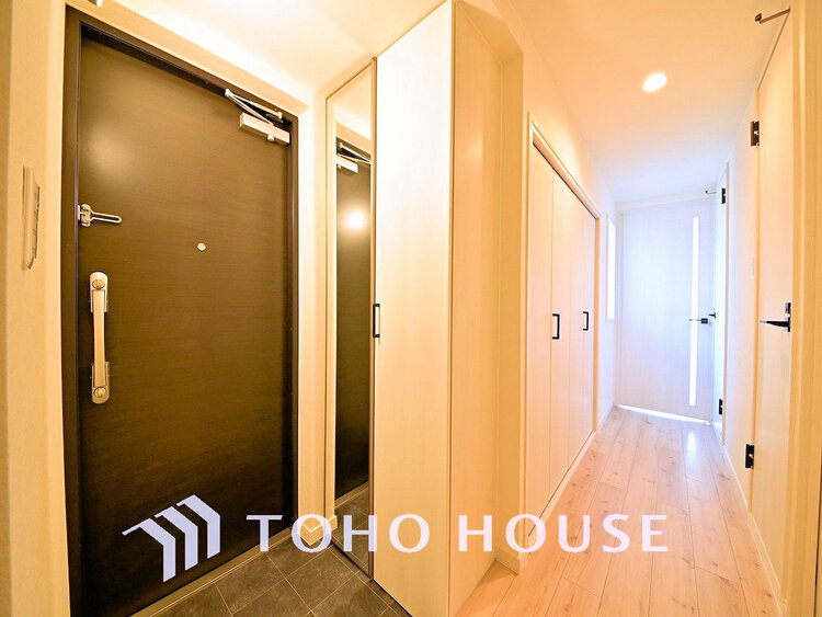 玄関 落ち着いた雰囲気の玄関、家族の帰りを暖かく迎えてくれます