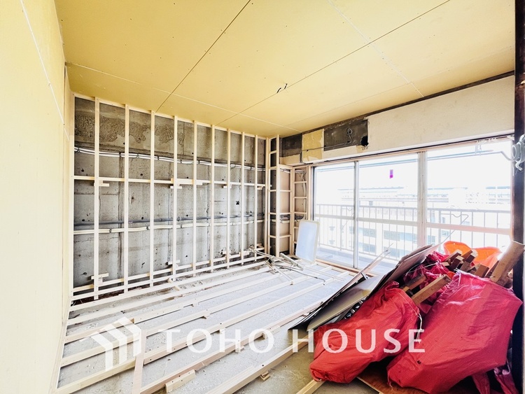 内装 採光もある洋室は、くつろぎのひと時を過ごすのにぴったり（リフォーム中です）