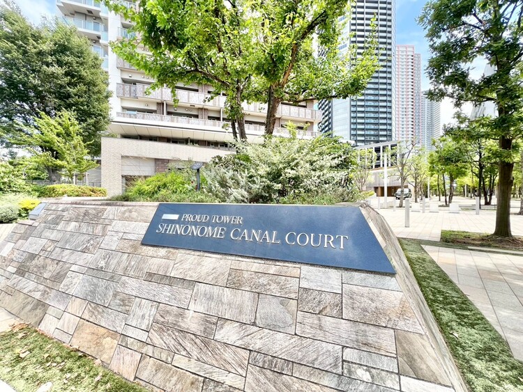 エントランス スタイリッシュなエンブレム。お洒落なマンションは入り口から。