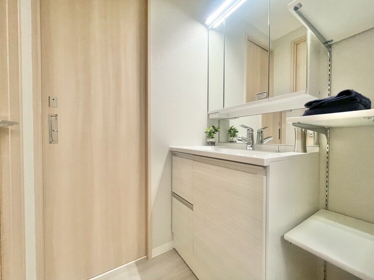 その他 清潔感を感じられる洗面化粧台。