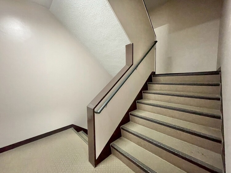 その他 共用部の階段です。明るく清潔に管理されています。