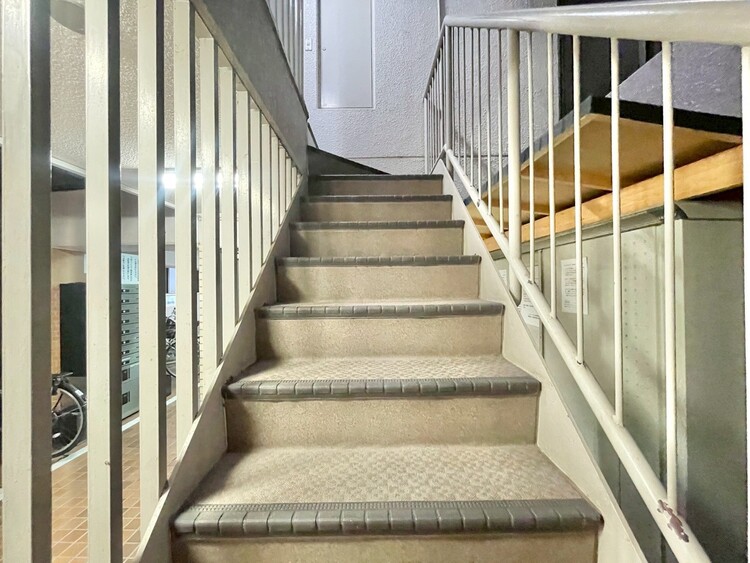 その他 共用部の階段です。明るく清潔に管理されています。