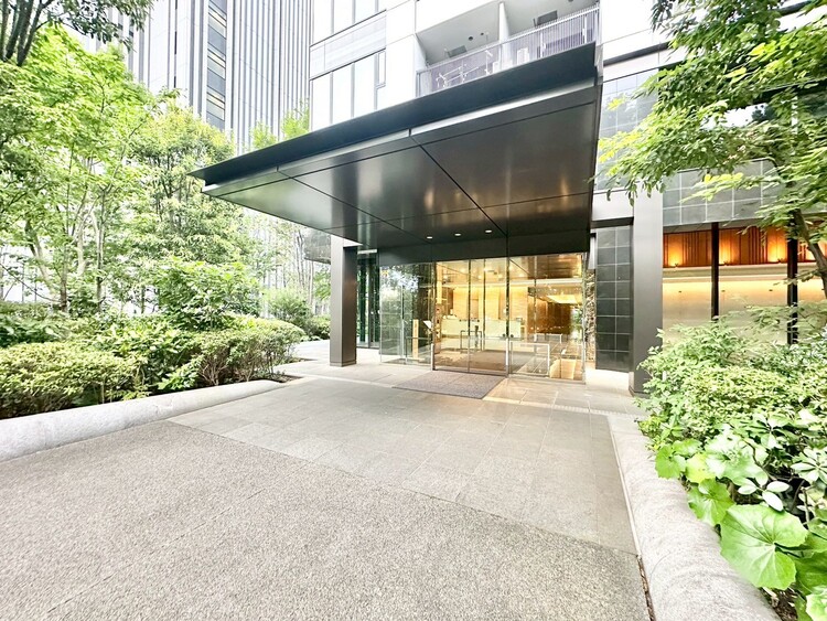 エントランス 綺麗に整備されており、行き届いた管理体制をうかがわせます。