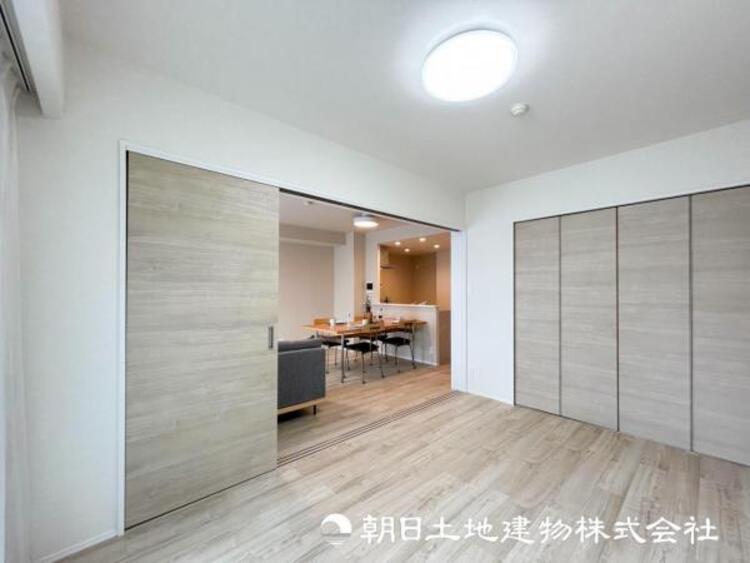 内装 【洋室】大切な家族一人ひとりの大切な個別空間。趣味・感性で個性的に飾って頂けるようシンプルに仕上げてあります。