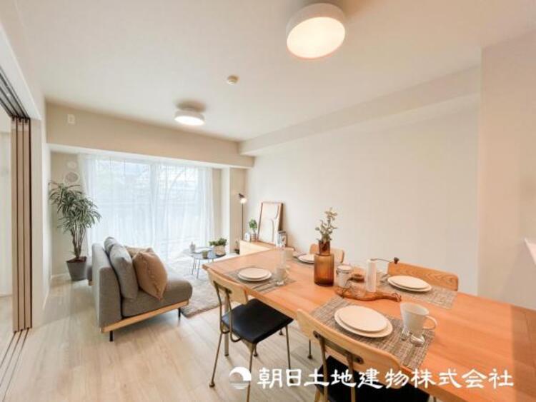 居間 【リビング】大切なご家族、招いた友人と過ごすひと時を溢れる光が優しく包み込む空間。充実した住空間は心を豊かにします。