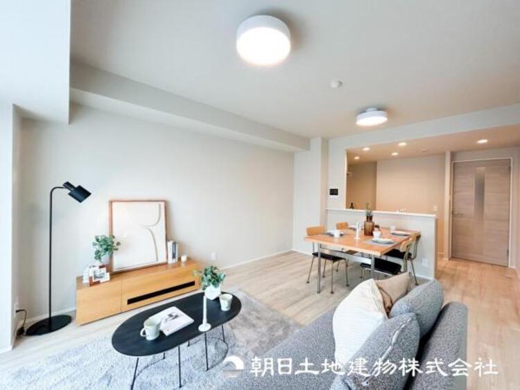 居間 【リビング】リビングにはみんなが集い食事や楽しい会話でついつい時を忘れてしまう。そんな束の間の幸せを感じさせてくれる場所。