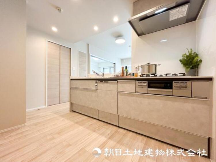 キッチン 【キッチン】シンプルでスタイリッシュなカウンターキッチンです。小さなお子様を安心して遊ばせながら家事ができます。