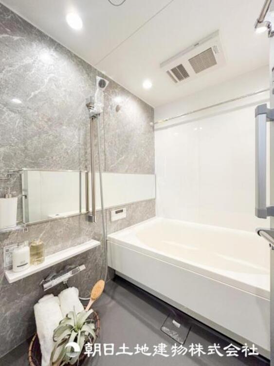 風呂 【浴室】1日の疲れを癒すバスタイム。心地よいリラックスを叶える独立した美しい空間です。心からゆったりと寛いでいただけます。