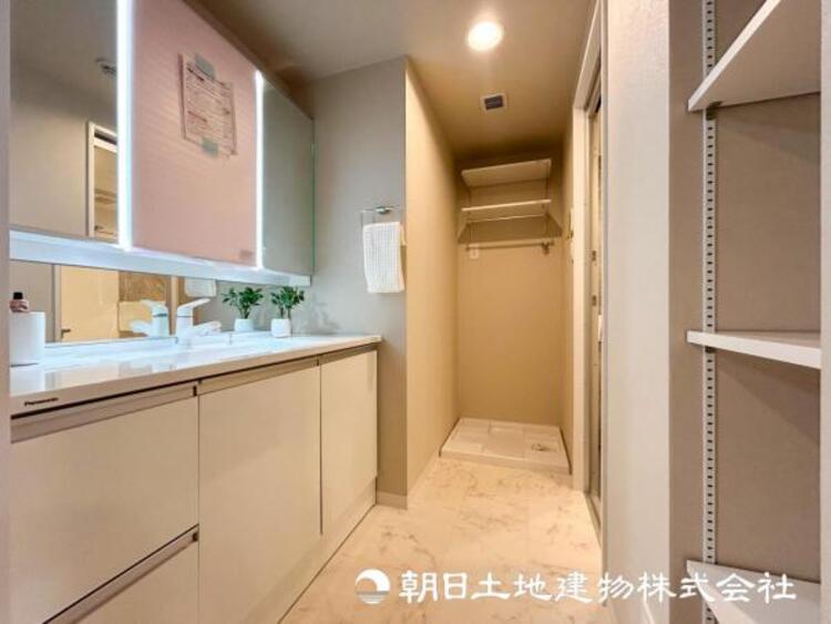 洗面 【洗面化粧台】落ち着いた清潔感のある空間は、身だしなみチェックや肌のお手入れに最適です。収納も十分でゆとりを持たせます。