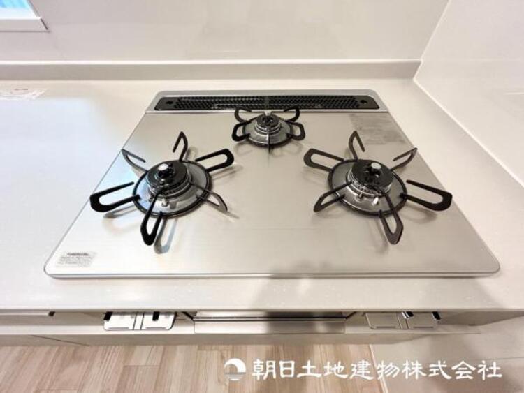 設備 【3口ガスコンロ】お料理に必須の３口コンロ。同時進行で自慢のお料理も効率アップ！もちろんグリルもついてます！
