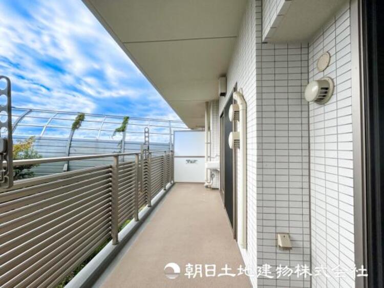 バルコニー 【バルコニー】太陽に愛された家。陽当り・通風に優れた魅力的で快適さを追求したプライベート空間です。