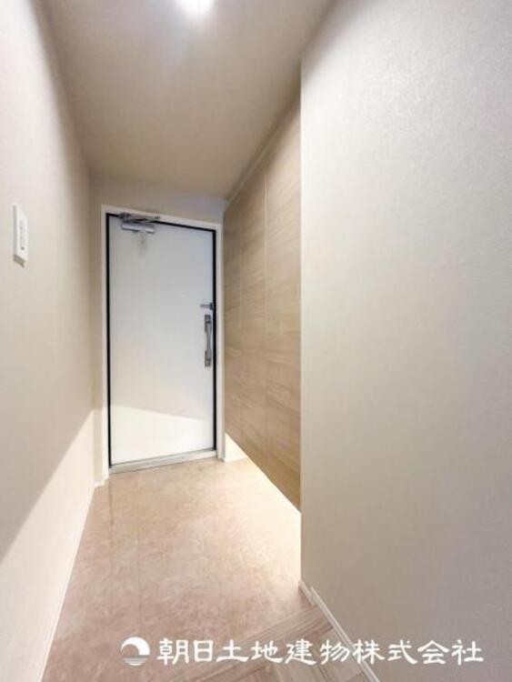 その他 【玄関】家族の帰り、遊びに来る友人、知人を優しく迎え、温もりに満ちた生活空間を予感させる。帰りたい家がここにあります。