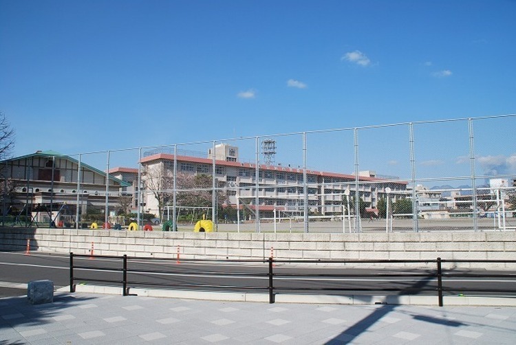 周辺 谷山小学校【鹿児島市立谷山小学校】は、谷山中央1丁目に位置する1872年創立の小学校です。令和4年度の生徒数は931人で、37クラスあります。校訓は「すすんで勉強　ゆたか… 徒歩 約9分（約660m）