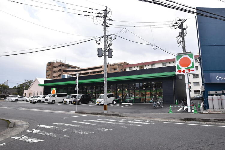 周辺 タイヨー小松原店【タイヨー小松原店】は、鹿児島市谷山中央2丁目702番地30に位置する産業道路近くのスーパーです。取扱品目は主に「生鮮食品・日配品・一般食品 ・日用雑貨・… 徒歩 約2分（約100m）