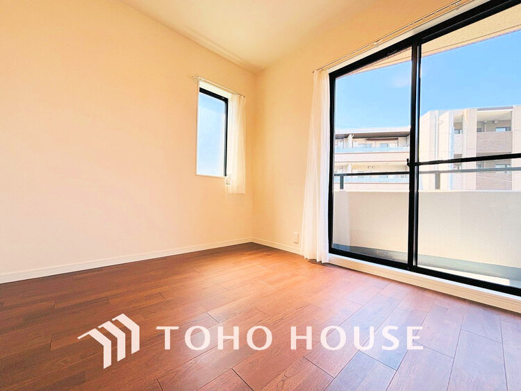 内装 採光もある洋室は、くつろぎのひと時を過ごすのにぴったり